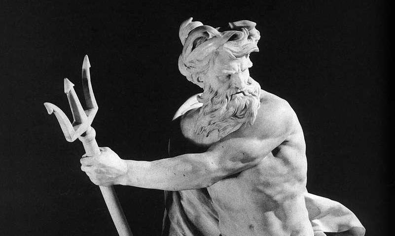 Fotografia unei statui a lui Poseidon.